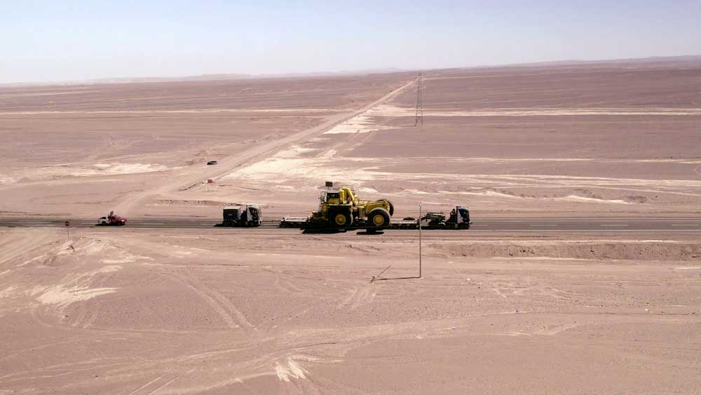Vista aérea detransporte en carretera capturada con dron profesional