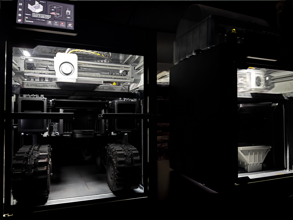 Impresoras 3D fabricando modelos industriales y piezas para minería en Antofagasta y Calama mediante tecnología de filamento.